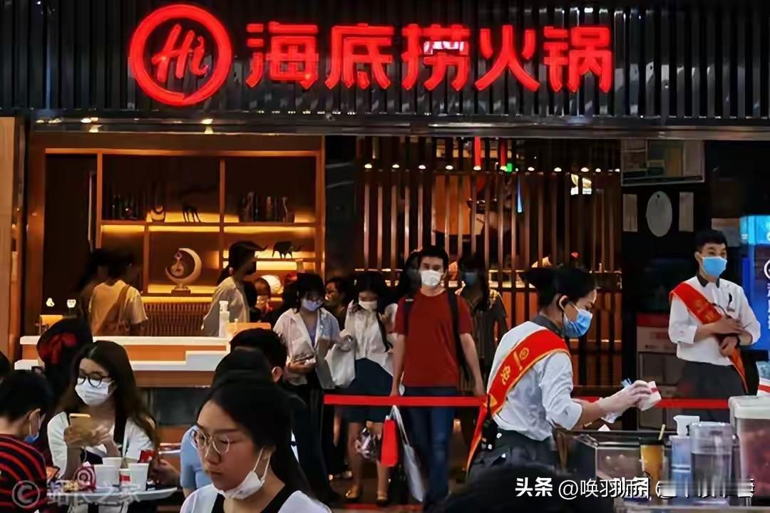 2025年，两名17岁男生在上海海底捞包间内，为寻求刺激向火锅小便并拍摄视频，随