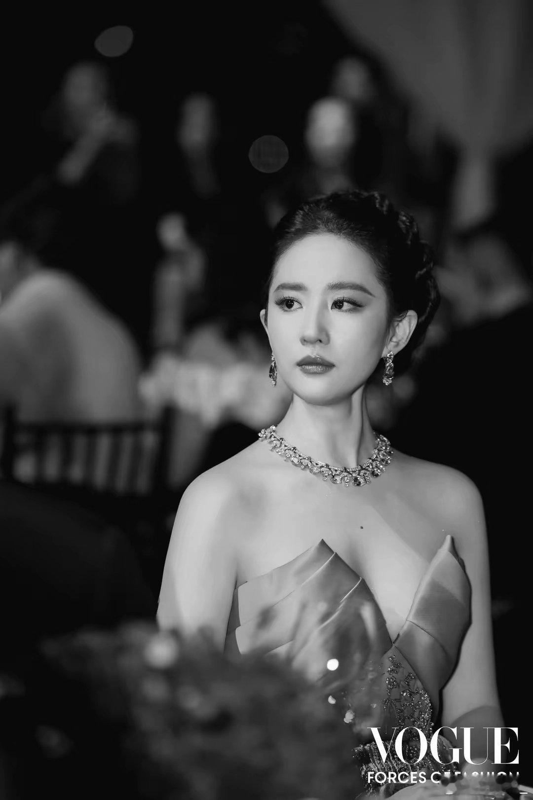 Vogue内场图：刘亦菲脖子抢镜🪞刘亦菲穿着高定礼服，戴着宝格丽奢华珠宝端坐在
