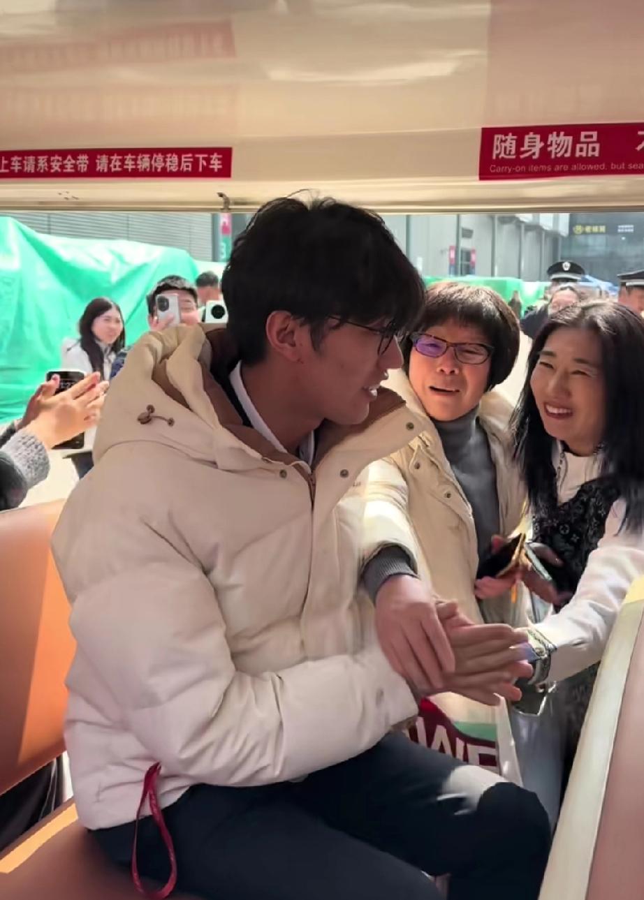 这咋还上手了呢？粉丝朋友们太热情了，把鹏鹏整害羞啦！鹏鹏这下可是体验了一把手足无