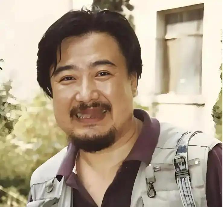 一名男主演，戏都拍到七成了，突然要求片酬翻倍，不给就罢演。导演陈国军没多废话，把