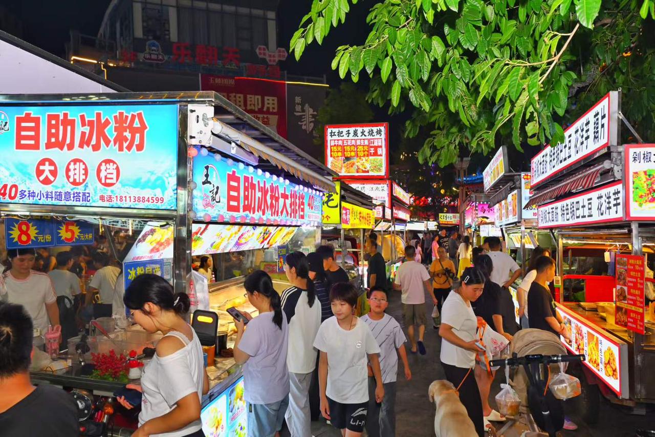 夜幕降临，名山夜市灯火璀璨🌃
街边小吃琳琅满目，游人熙熙攘攘。
热闹的市井烟火