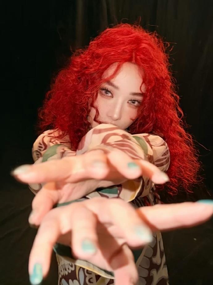 彭小苒梅莉达同款发型 彭小苒的梅莉达同款发型也太有灵气了！蓬松的卷发配上灵动的表