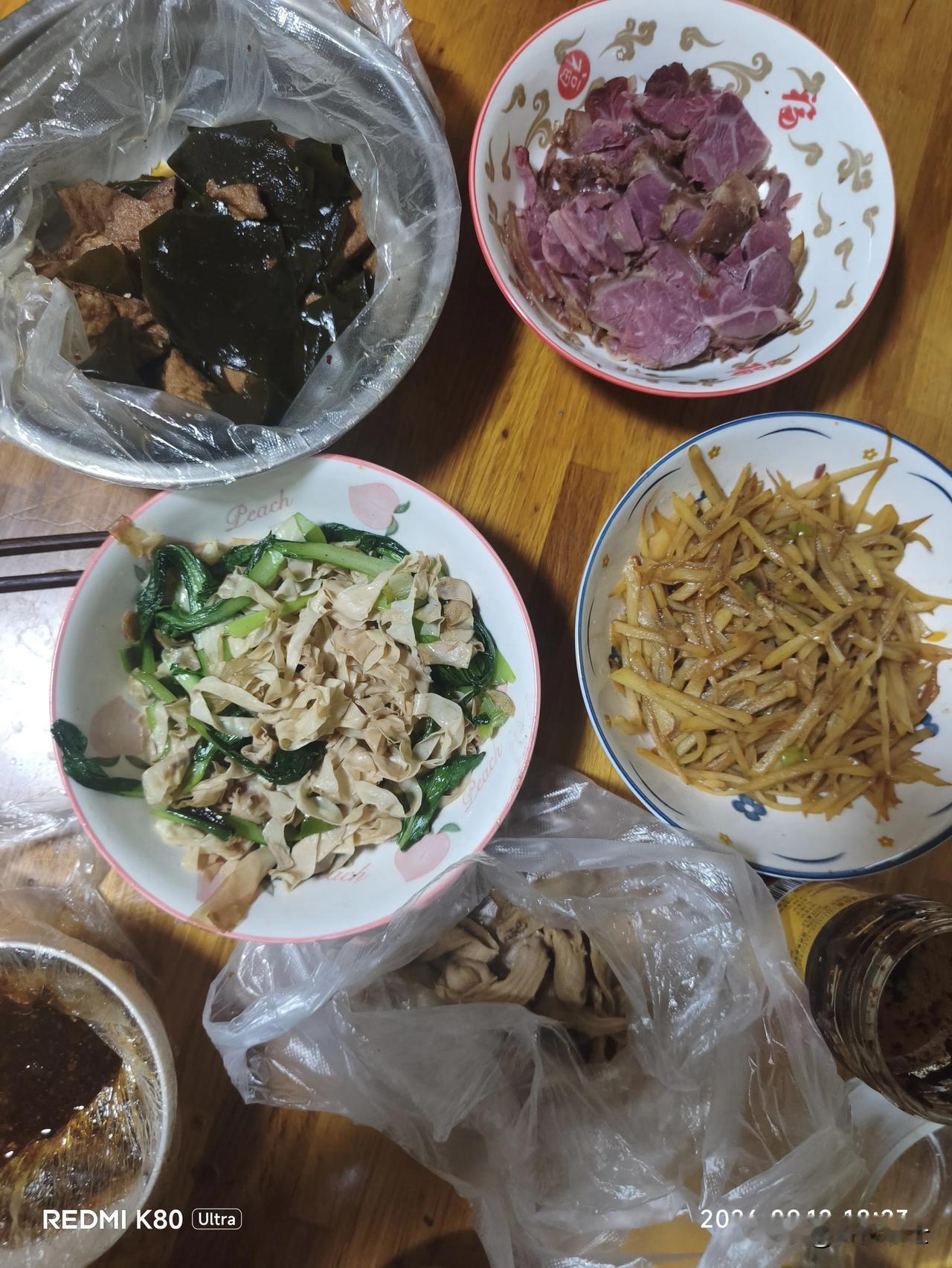 今日周末，家里准备了五个菜，牛肉，土豆丝，豆腐干海带，豆衣青菜，鸭肚，还包了一锅