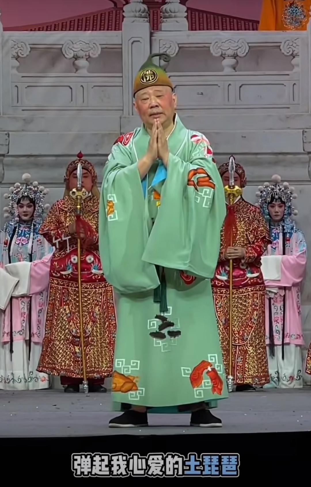 紫禁城 往小里说，这个就是喜剧效果，舞台上的改编。

郭德纲以往说的话比这大胆的