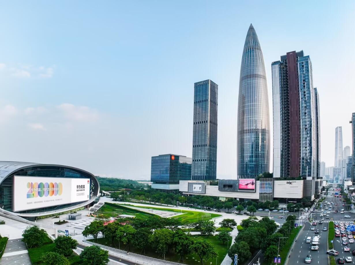 最近，华为乾崑的“三个200万”成就引发了不小的关注，智驾搭载量、鸿蒙座舱搭载量