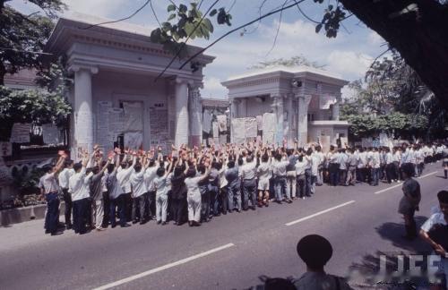 1967年，香港市民在街头举着红宝书