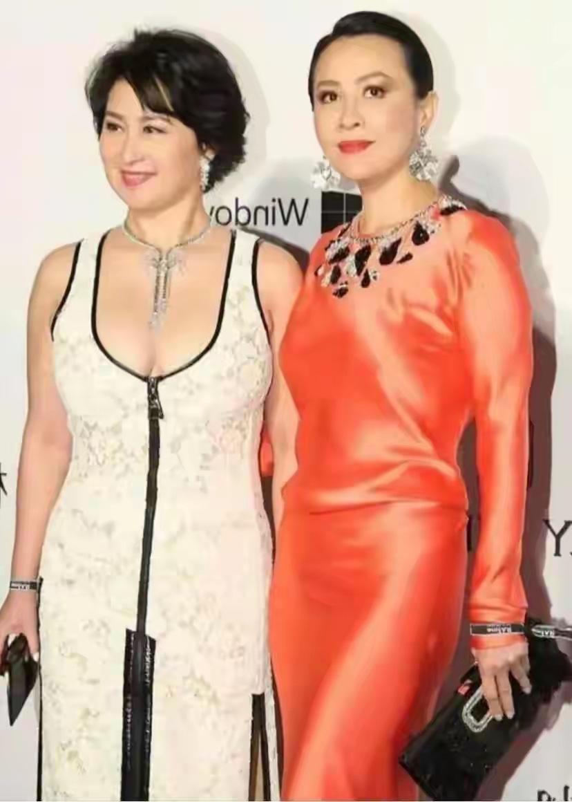 何超琼不愧是丰腴美人，穿白色低胸连衣裙凹凸有致，老了更撩人！
裙子上印满了蕾丝花