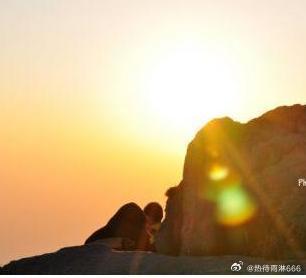 【山东泰山看日出】在深蓝色天幕下泛黄的天际线，太阳公公如一个烧饼般悄悄露出了头，