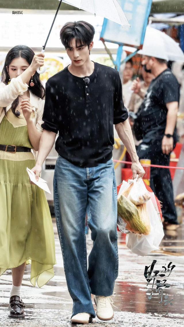 宋威龙手臂上的青筋 手臂线条在自然光下确实很明显，青筋若隐若现带着一种力量感，跟