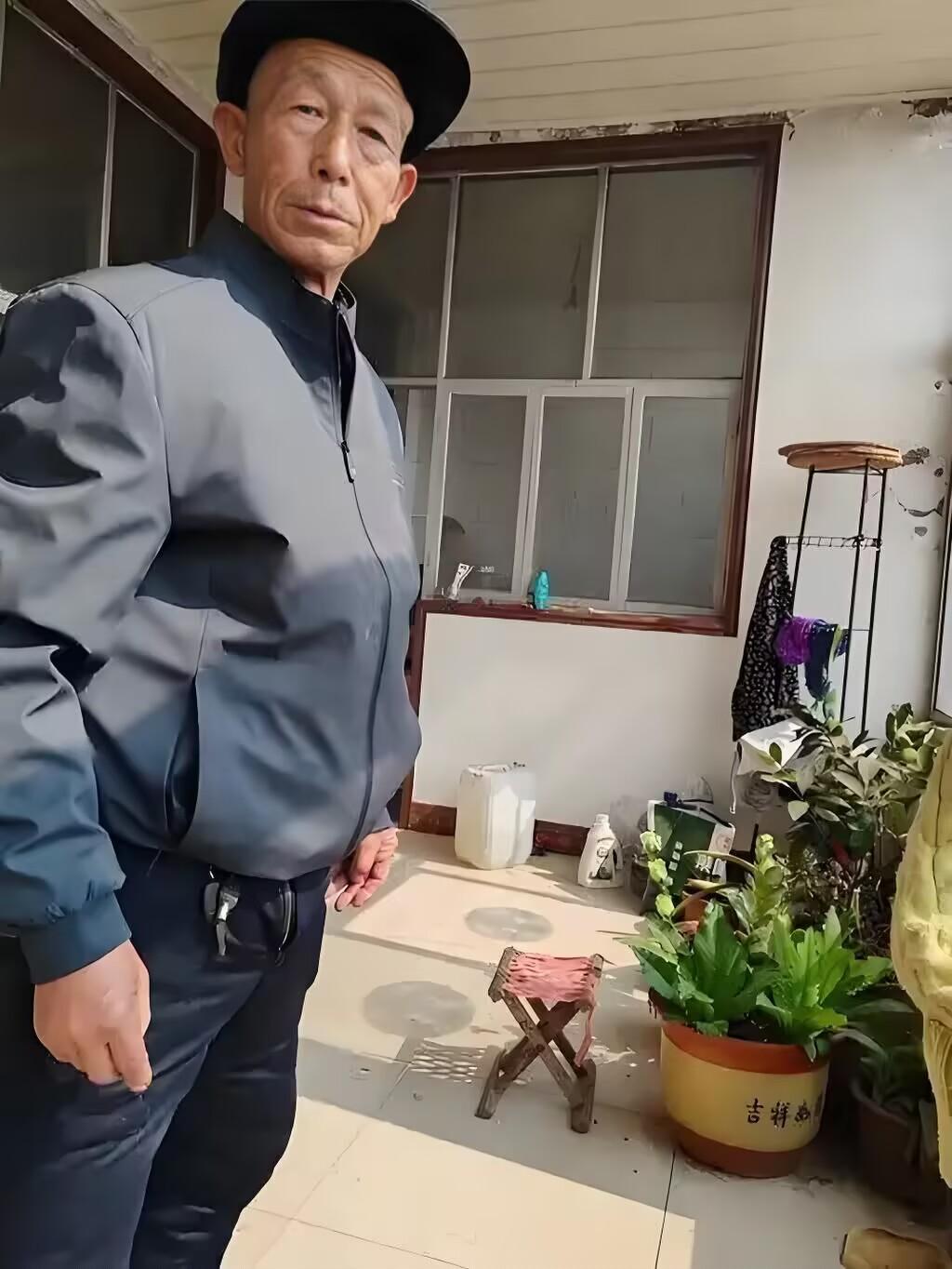 户口成背锅侠？没被大伯养过一天，却要被硬逼着养老？听村里邻居说那事儿，我觉得堵得