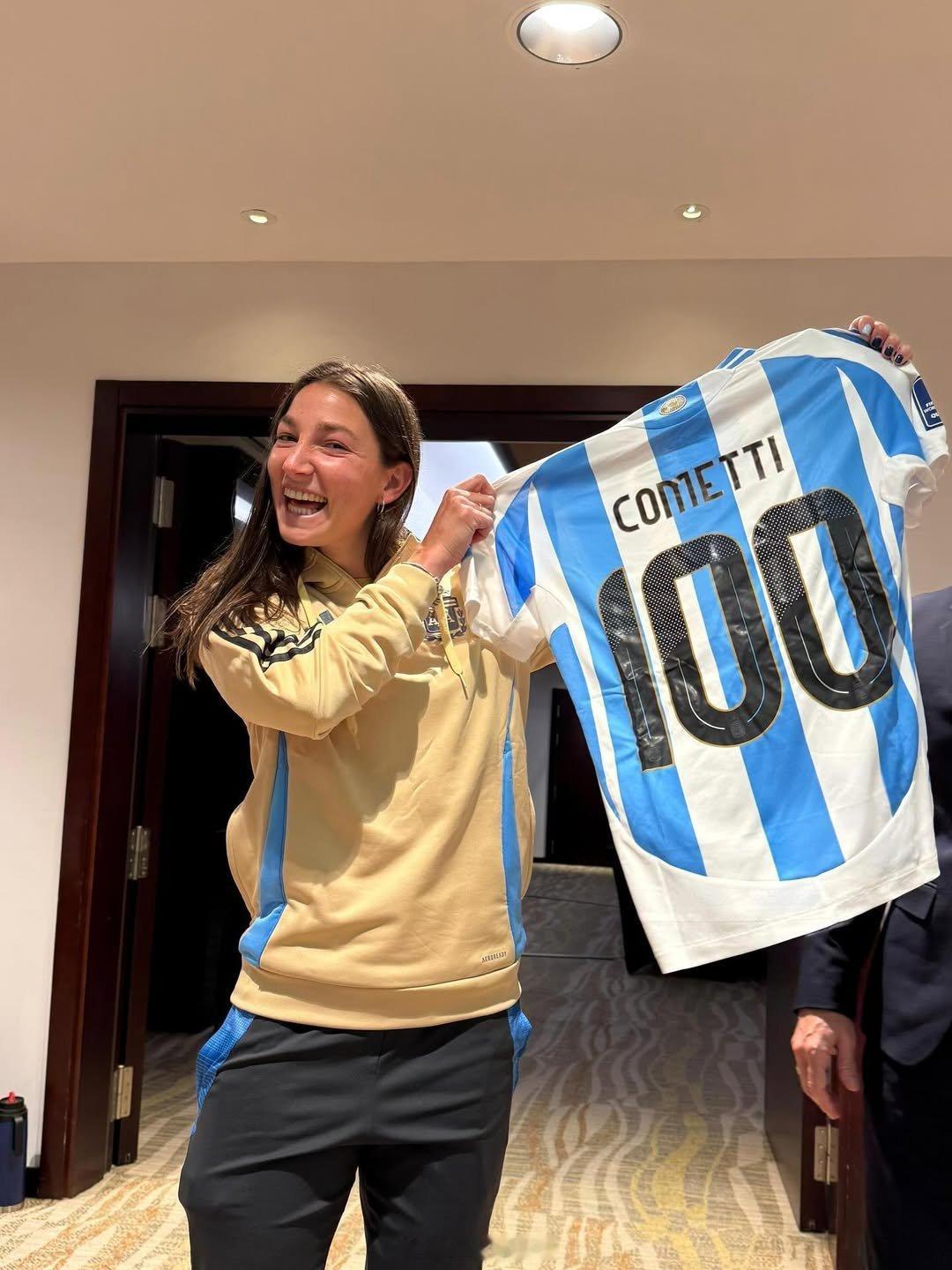 💯🇦🇷 阿根廷女足[超话]阿尔迪·科梅蒂获赠纪念球衣，以表彰她代表阿根廷女