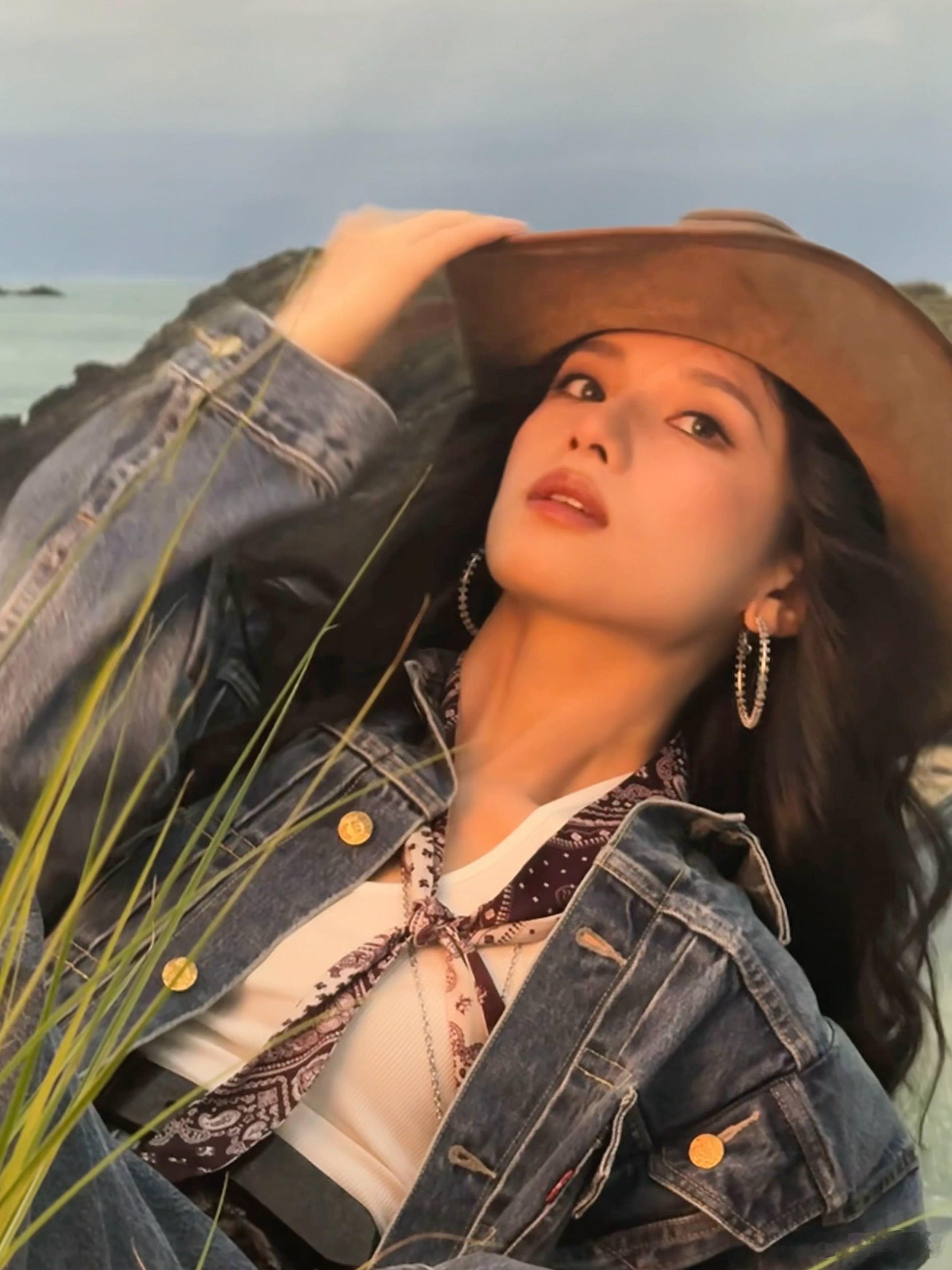 张婧仪有种自由野性的美 张婧仪全新生日写真释出，丹宁套装变西部牛仔女郎，改了往日