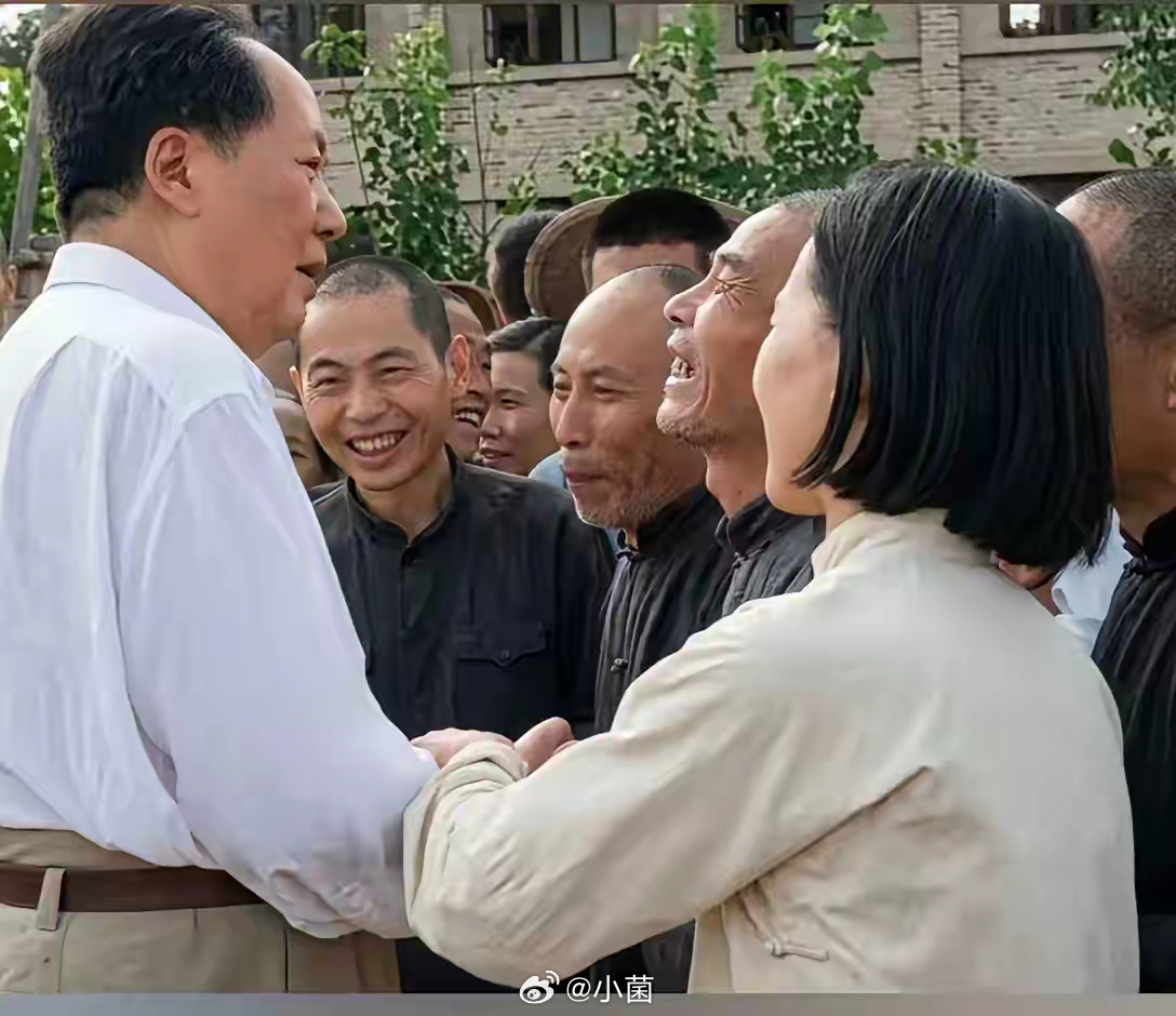 毛主席最爱去群众中间，祖国人民也最喜欢能见到他老人家。 
