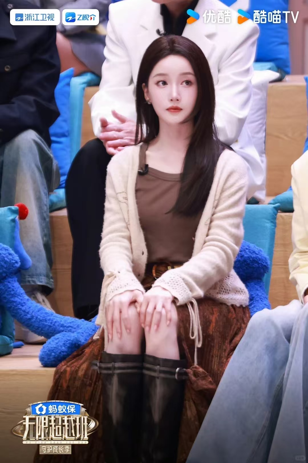 姜贞羽差点高位截瘫姜贞羽的故事不是励志剧本，是现实的重击。离成团一步之遥，却因伤