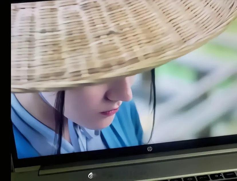 迪丽热巴的脸怎么变成这样……第一张我真以为是什么国漫 