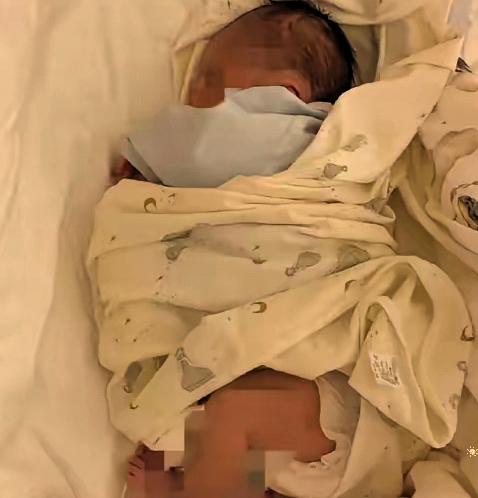 令人揪心！一名怀孕八个月的年轻孕妇不幸猝然离世，婆婆含泪跪地，执意要求剖腹取子。