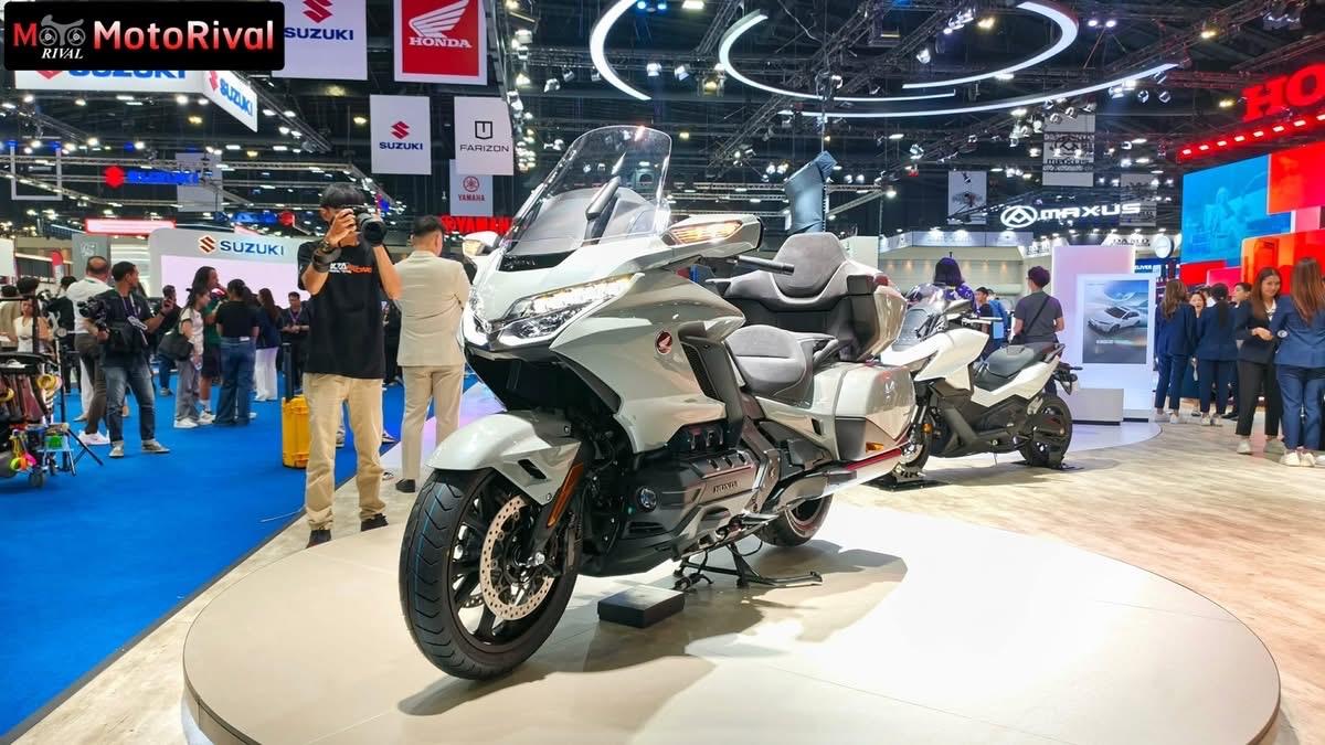 本田 GL1800 金翼，移动沙发。 2026 它带来了新的颜色