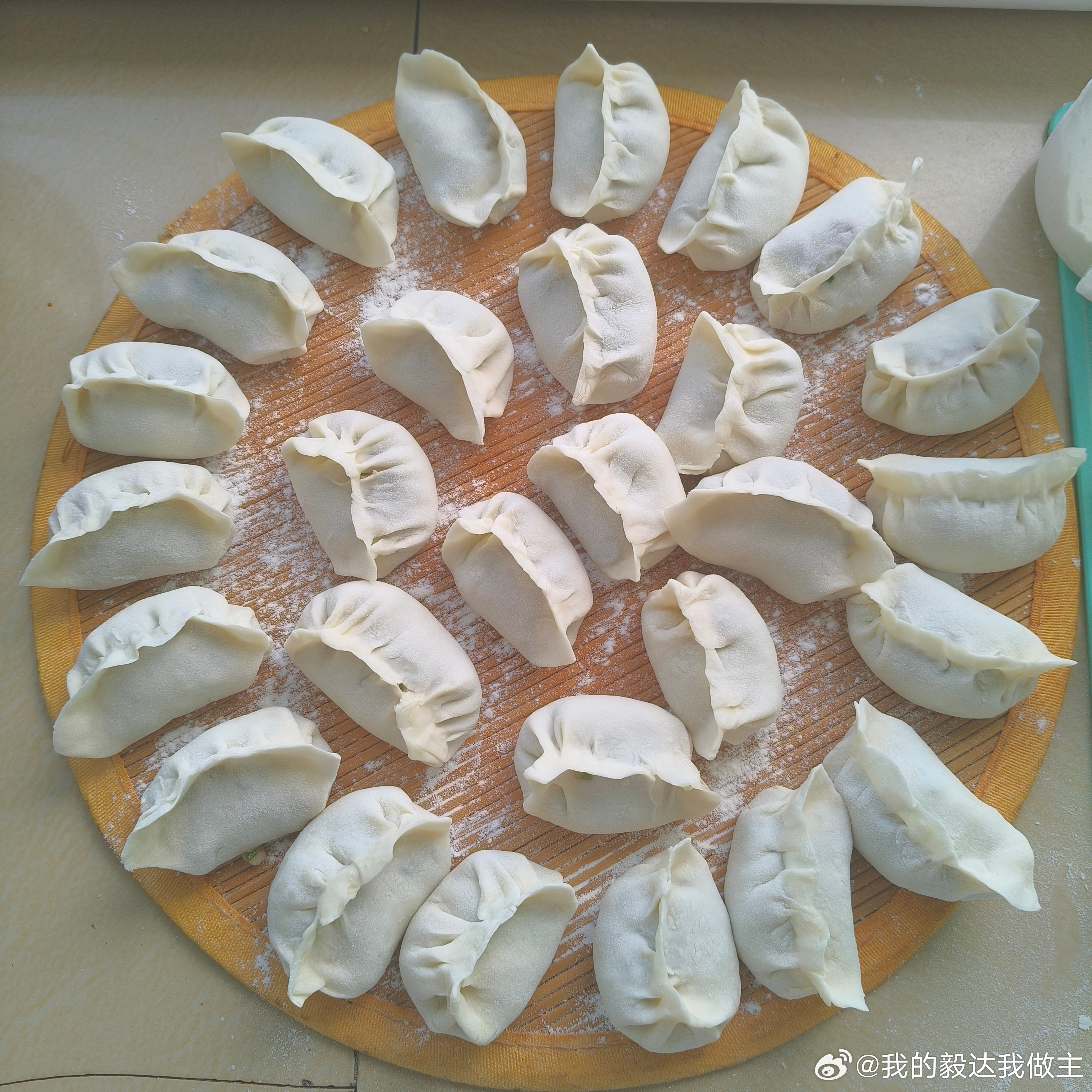 自己调的馅儿真香！西葫芦+肉末+虾仁，鲜嫩多汁不腻口～包了满满一盘，皮薄馅大超满