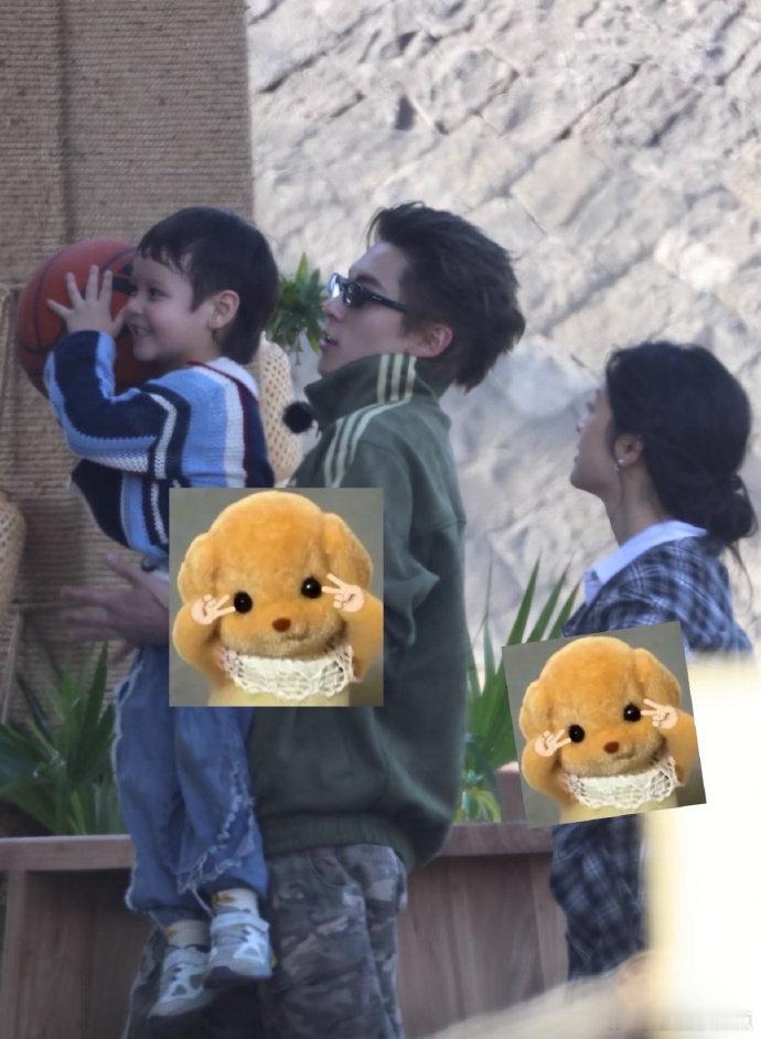 王鹤棣沈月抱小孩投篮棣月系大旗我来扛！王鹤棣沈月抱小孩投篮，甜到齁，cp 赶紧复