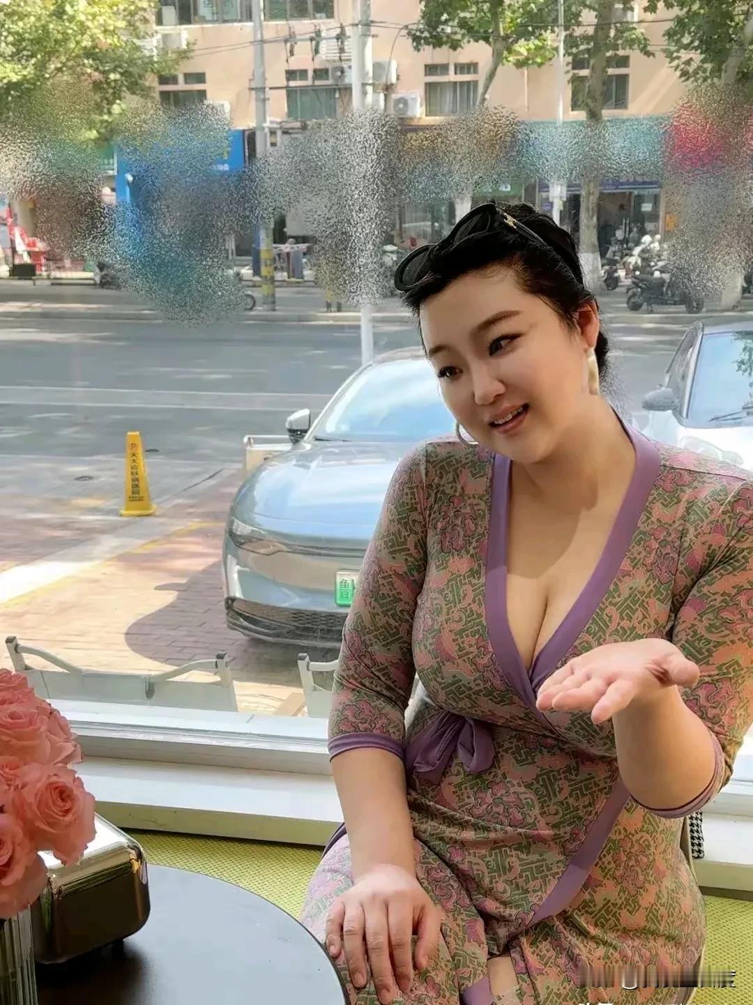 这位大姐，年轻时也是一位真大姐