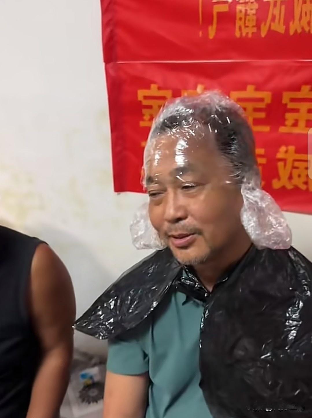 上海流浪大师、著名文化学者、“铿锵三人行”创始人、“榜书万里行”发起人沈巍老师染