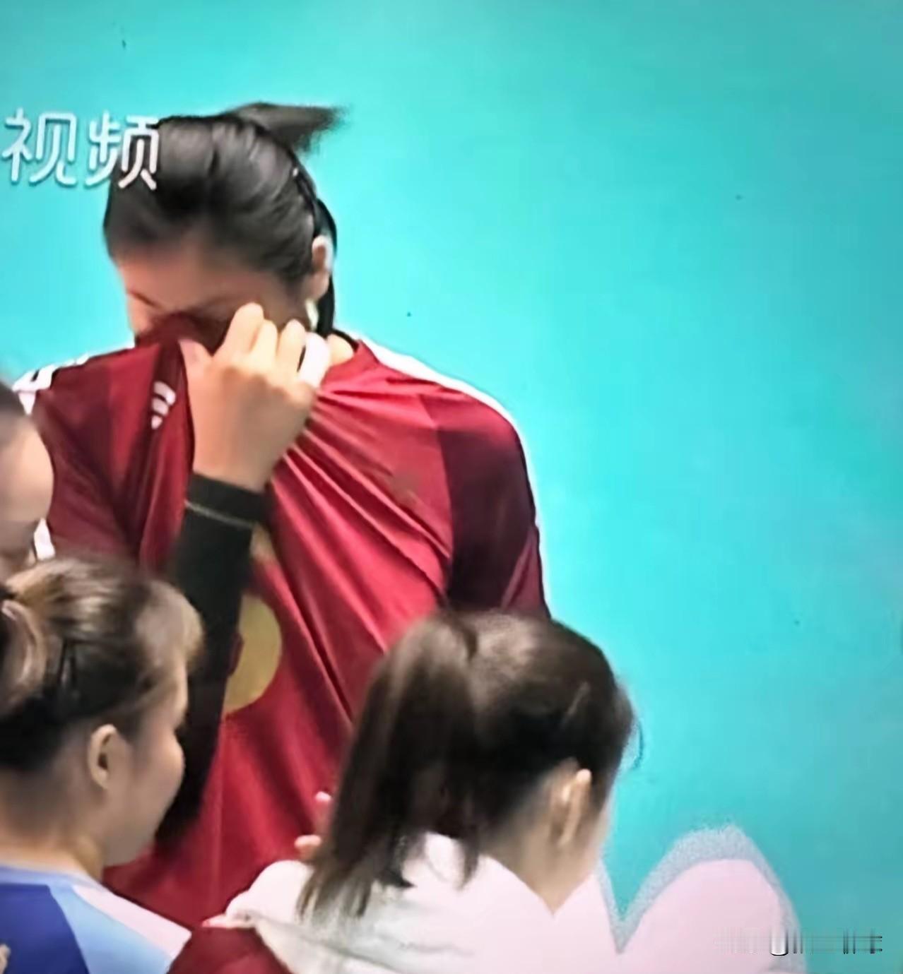 11月12日，上海女排3-1力克辽宁，取得4️⃣胜1️⃣负的战绩，3比0广东、浙