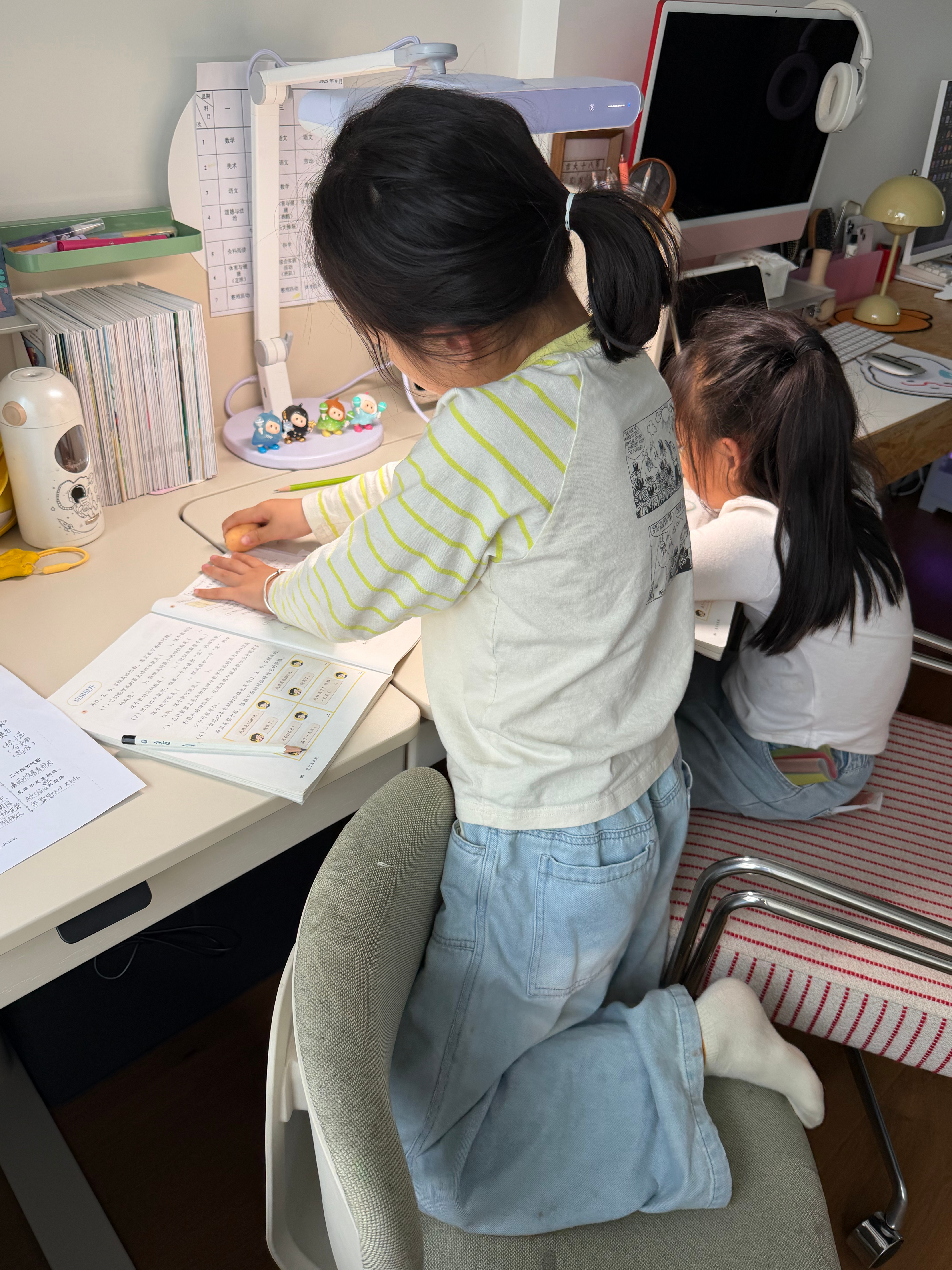 和同学一起写作业 。同学不样抄哈哈哈哈哈 
