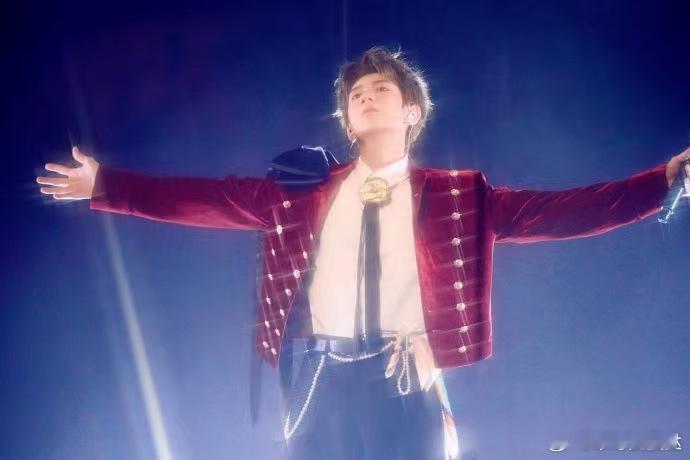  王源把床搬到了客厅 悬空床+内娱首个斜开舞台太会玩！唱《一些悲伤又美好的事》氛