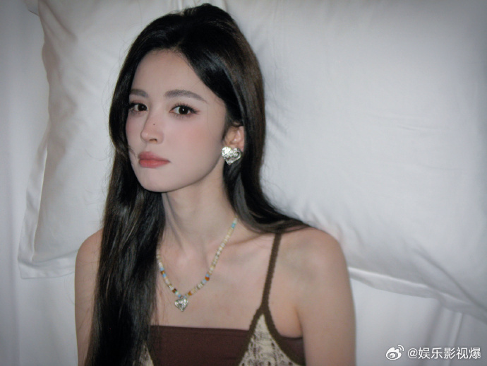 古力娜扎轻熟风大姐姐古力娜扎露脐装融合复古波西米亚时尚，露脐装束凸显曼妙曲线，从