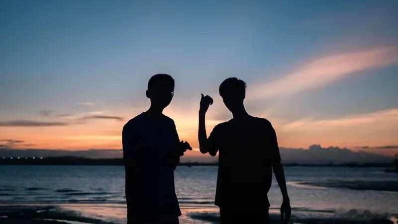 上联：何人可与君同梦，下联才友请哪个能伴我齐思。