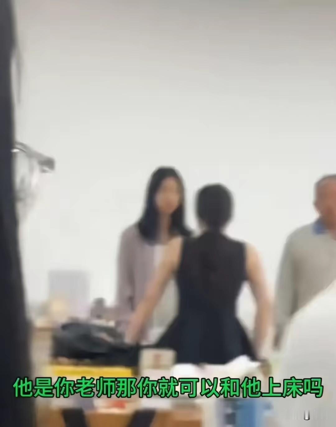 秃头男老师被指和学生暧昧，原配直接冲到学校，当着师生的面把自己秃头老公和女学生的