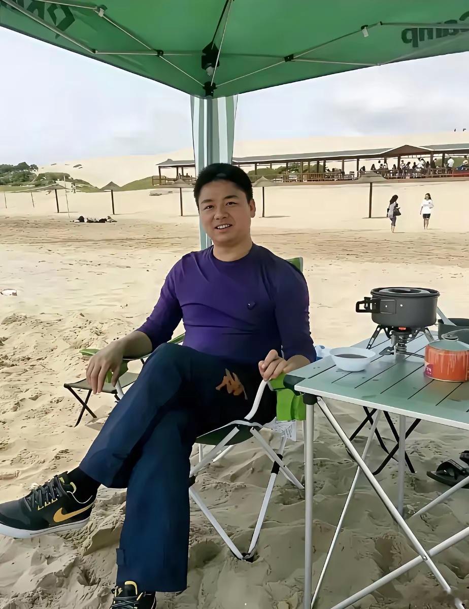 东哥穿的鞋子是什么牌子啊！看上去挺贵的 ​​​