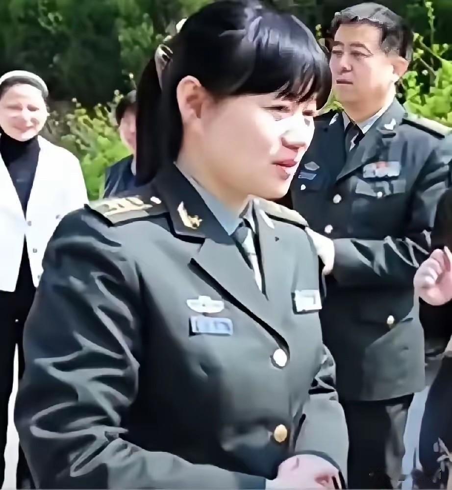 许世友的孙女回新县老家扫墓，
站在墓前就是个普通晚辈，躬身、肃立、不说话。可你要