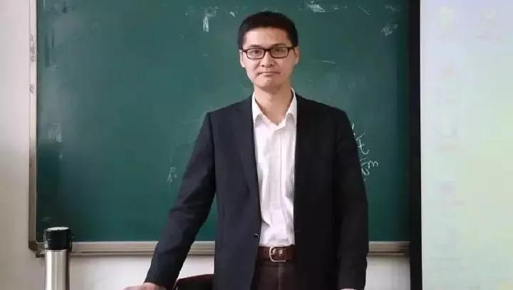 一天，罗翔走进新东方的教室，“今天我们来聊聊法律哲学。”他语气严肃。“老师，您能