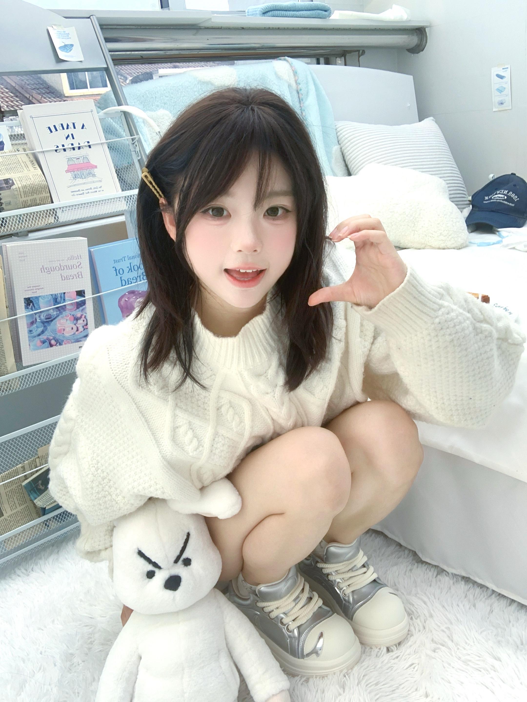 喜欢你才装可爱呀 你以为卖萌很轻松吗