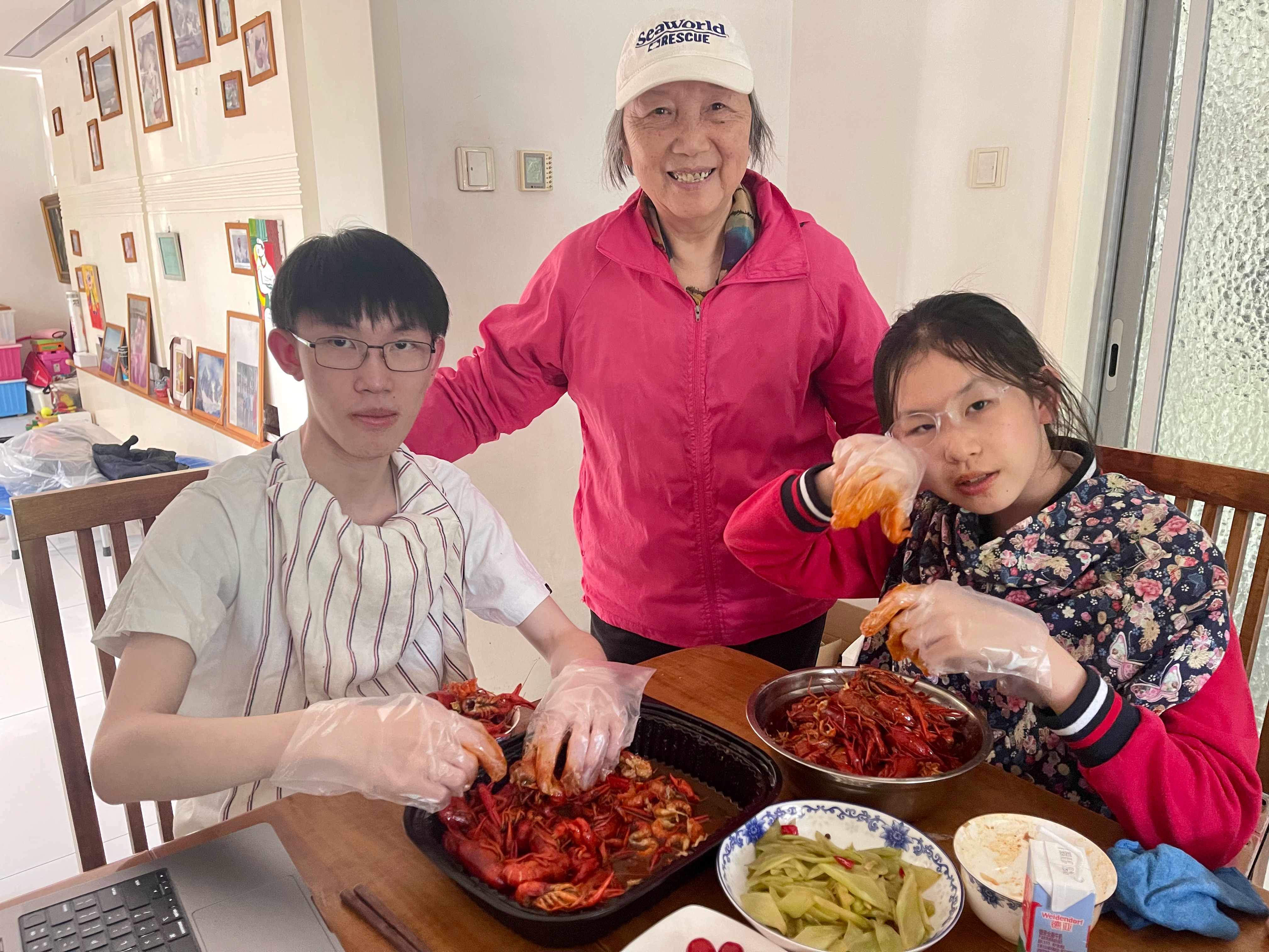 儿子下飞机第一件事：吃小龙虾！口味有国界，文化是长城。 ​​​
