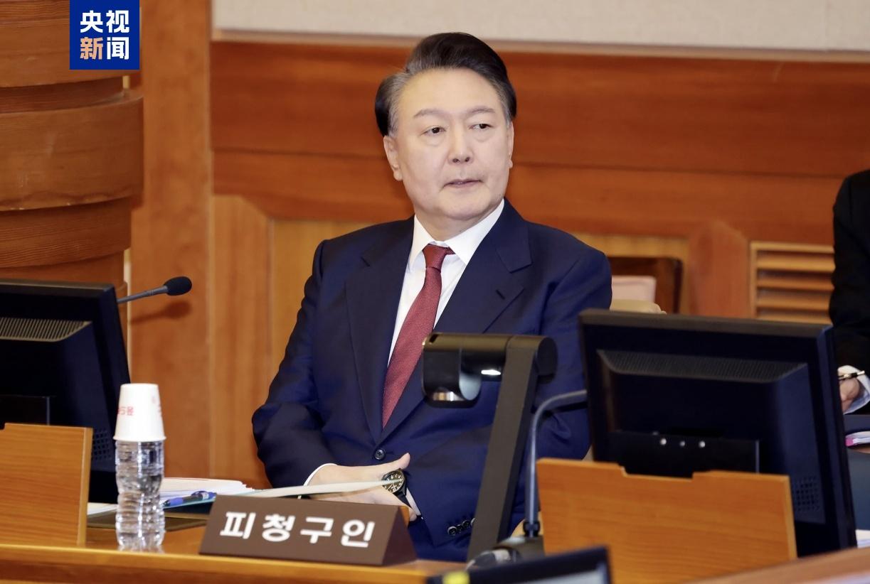 尹锡悦就戒严事件辩护说“太天真”！
8月24日，韩国前总统尹锡悦在首尔高等法院的