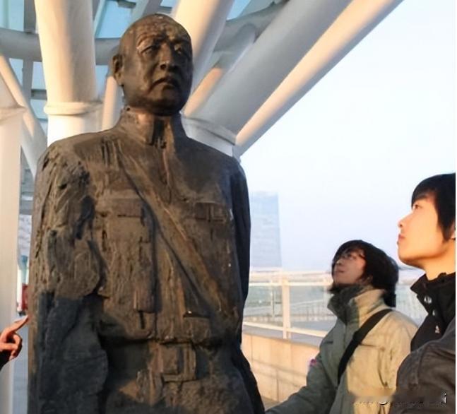 吉鸿昌牺牲后，胡红霞心急如焚，她拼尽全力卖掉了房子，最终成功将丈夫的遗体赎回。当