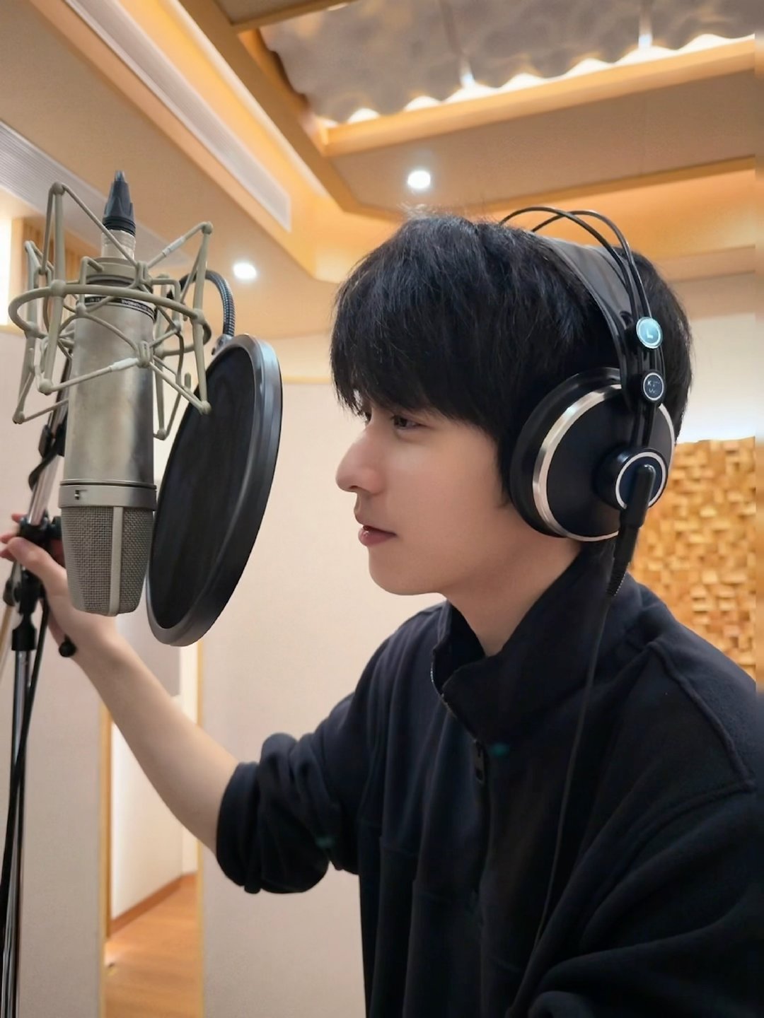 徐振轩工作状态合集徐振轩更新工作状态合集！满屏都是认真投入的模样，他是在录制新歌