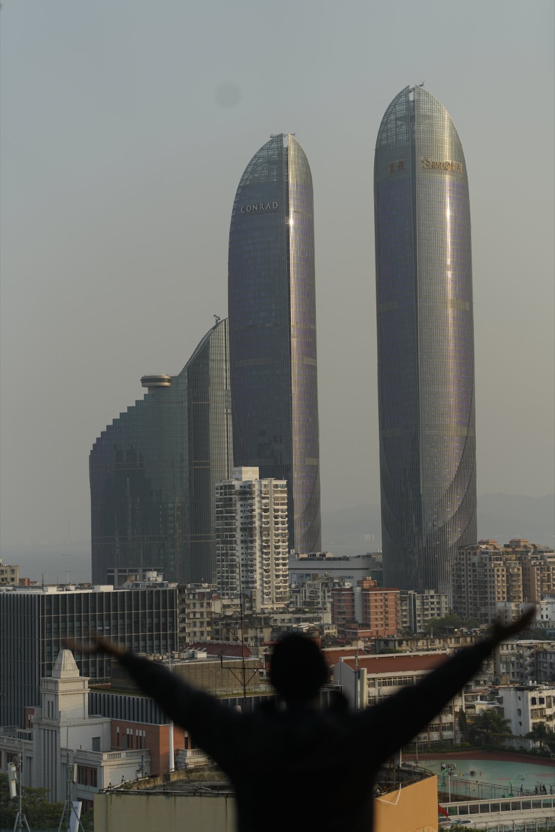 *在路上*鸿山公园...爬上揽胜亭拍双子塔和鼓浪屿，鸿山寺也可以拍双子塔...福