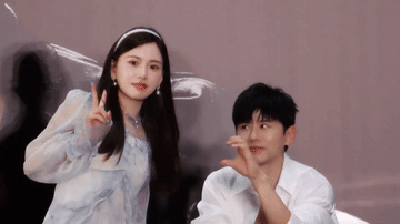 原来张杰也有被粉丝拒绝的时候，这位粉丝小姐姐还真的是大美女呢，张杰热情的想和她比