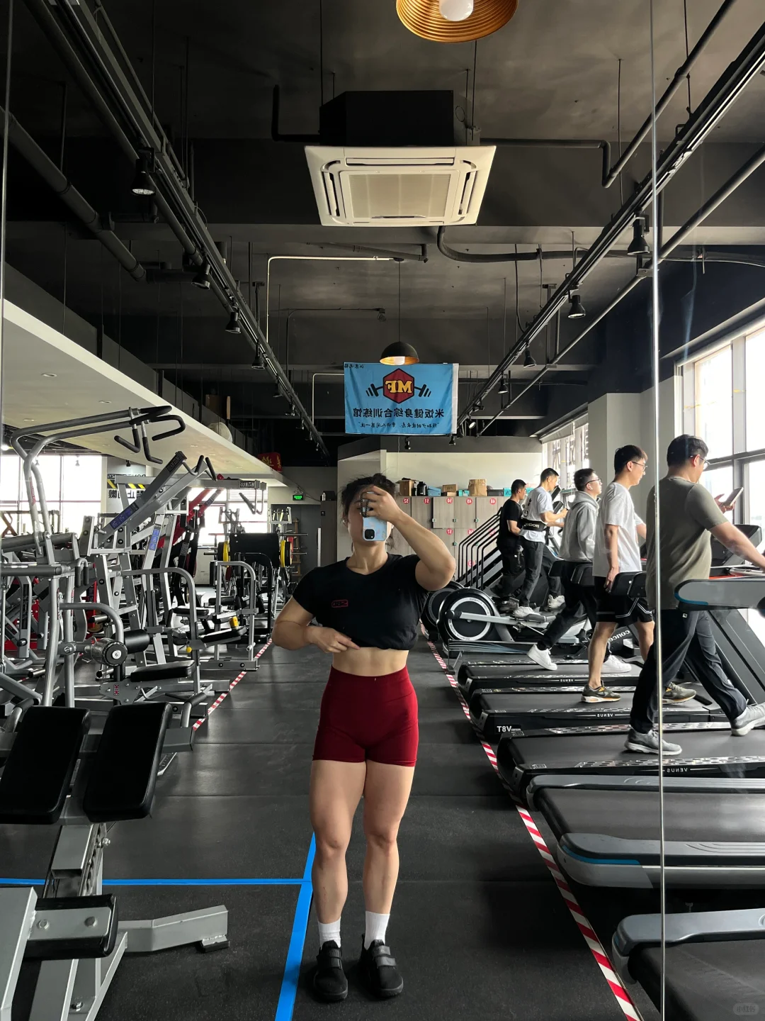 旁边一排男的有氧