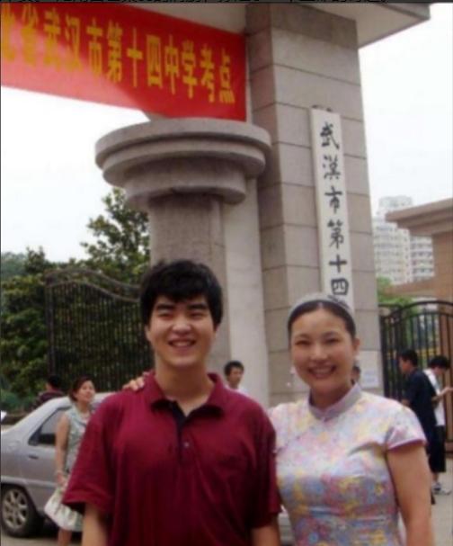 1988年，武汉女教师在医院生下一个小男孩。谁知，丈夫突然在她耳边说：“老婆，把