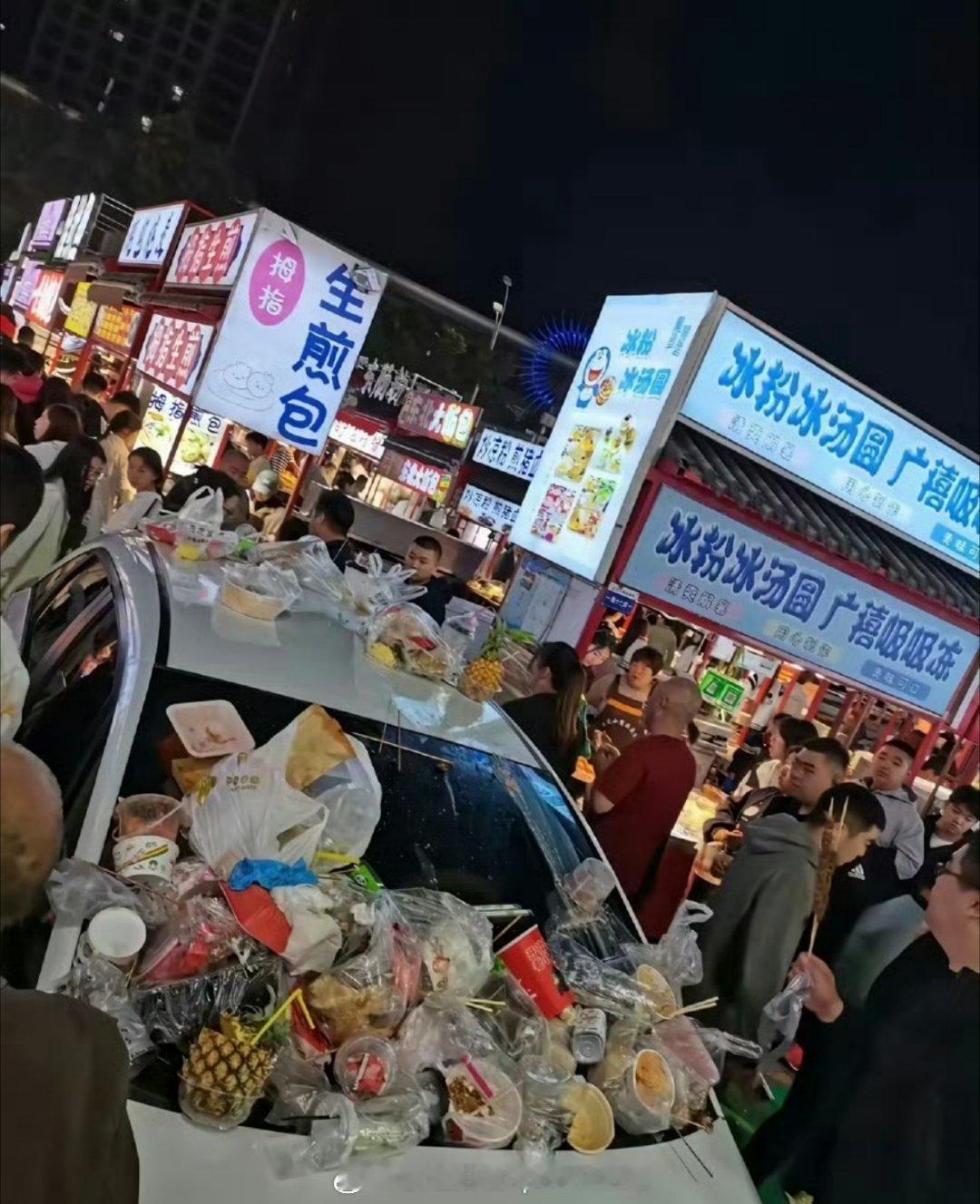 外地车误入夜市被堆满垃圾掰断车牌据网友们说，白天是停车场，傍晚会变身夜市虽然有警