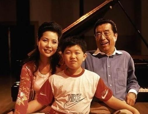 1996年4月，李双江和梦鸽这对相差27岁的师生恋，迎来了独子李天一。老来得子的