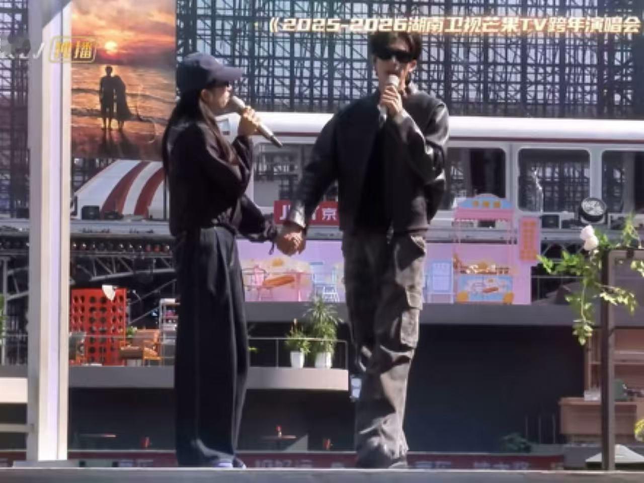 宋威龙张婧仪跨年牵手对唱宋威龙张婧仪对唱 宋威龙张婧仪跨年牵手对唱，我们哥妹！！