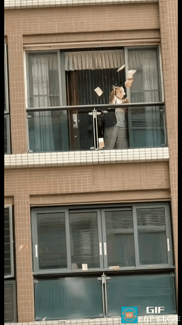 天女散花花乱舞
瓣瓣缤纷入草丛
溪水逐波花满池
雪花伴着泪水涌