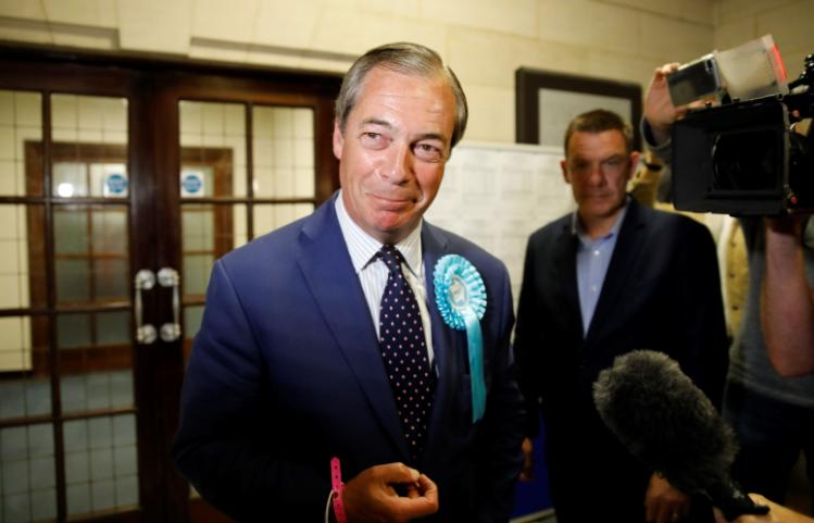 一笔500万英镑的“礼物”，正在把奈杰尔·法拉奇推到英国政治透明度的聚光灯下。