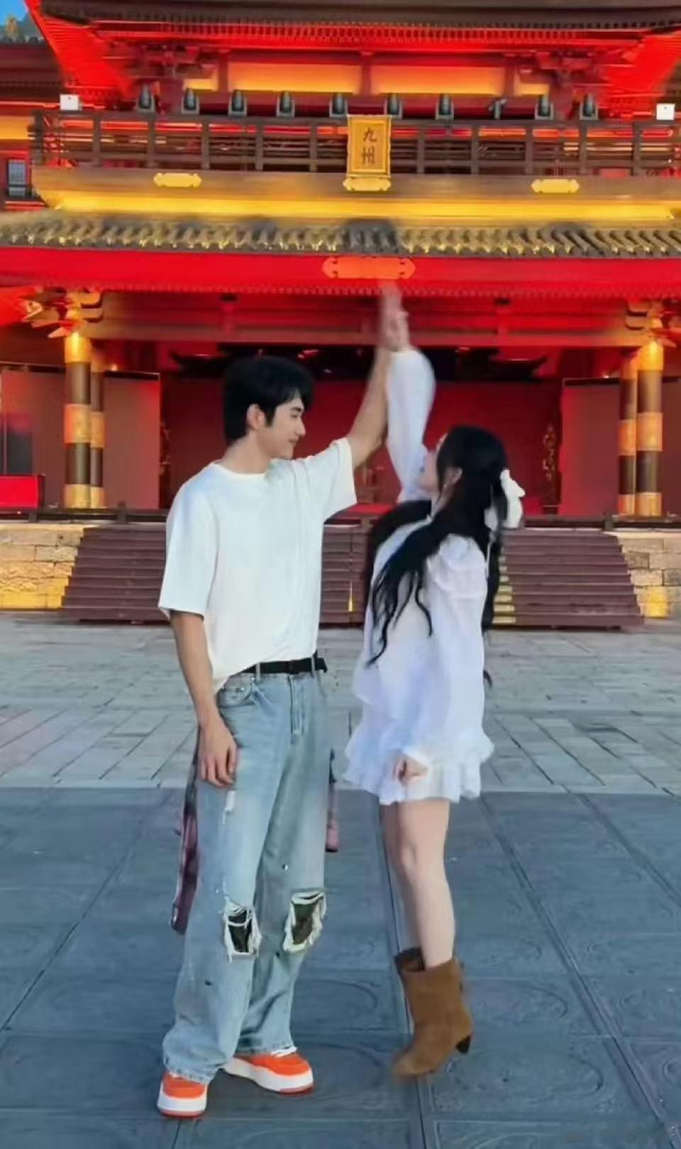 金莎说找弟弟更能为爱全心付出 面对年龄差的质疑，金莎从未动摇，她坚信年轻的爱更敢