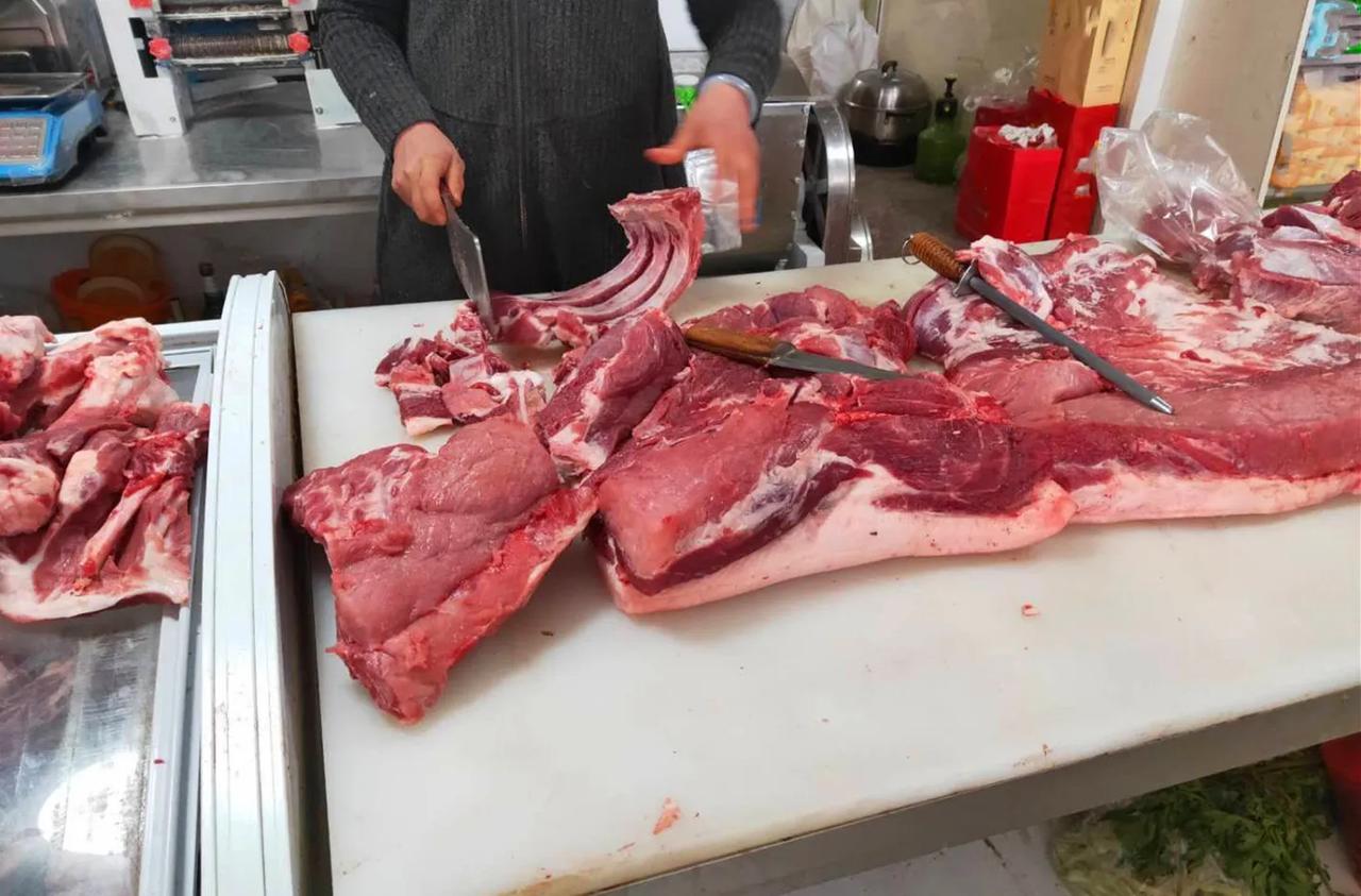 最近经常刷到说猪肉价掉到了5元，
其实我是不太相信的，因为体感就是没那么便宜。是